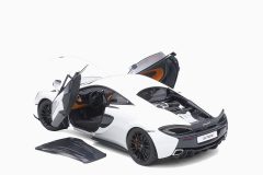 McLaren 570S, White/Black Wheels 1:18 by AutoArt