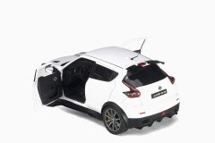 Nissan Juke R 2.0, White 1:18 by AutoArt