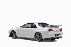 Nissan Skyline GT-R (R34) V-Spec II, White Pearl 1:18 by AutoArt