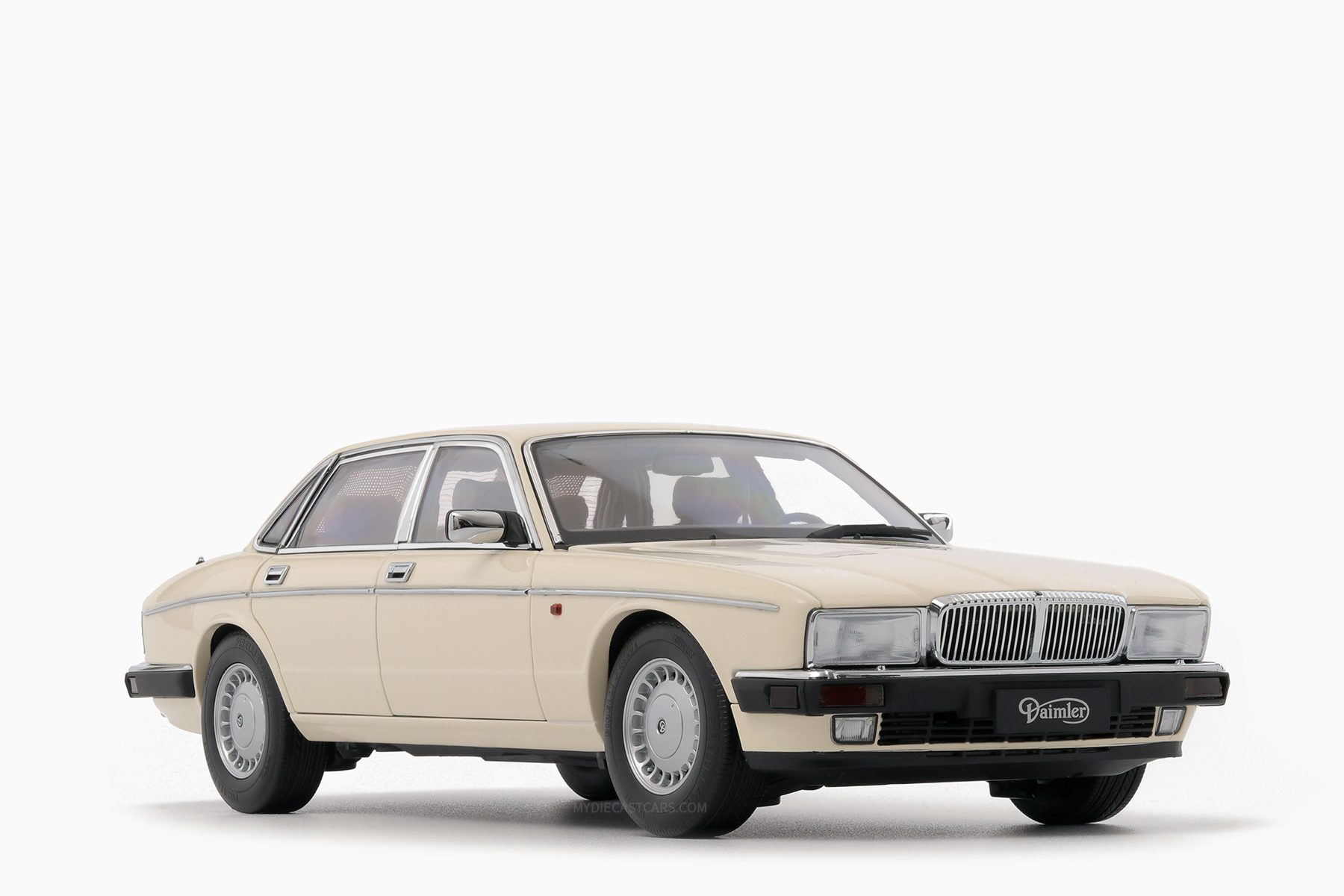 Jaguar Daimler XJ6 (XJ40) - Glacier White 1:18 by Almost Real