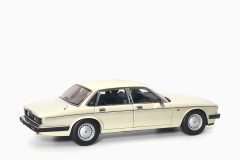 Jaguar Daimler XJ6 (XJ40) - Glacier White 1:18 by Almost Real