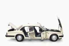 Jaguar Daimler XJ6 (XJ40) - Glacier White 1:18 by Almost Real