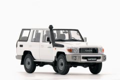 Toyota Land Cruiser 76 2017 White 1:18 by Almost Real