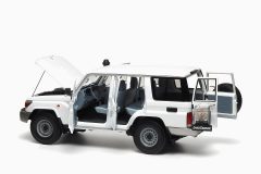 Toyota Land Cruiser 76 2017 White 1:18 by Almost Real