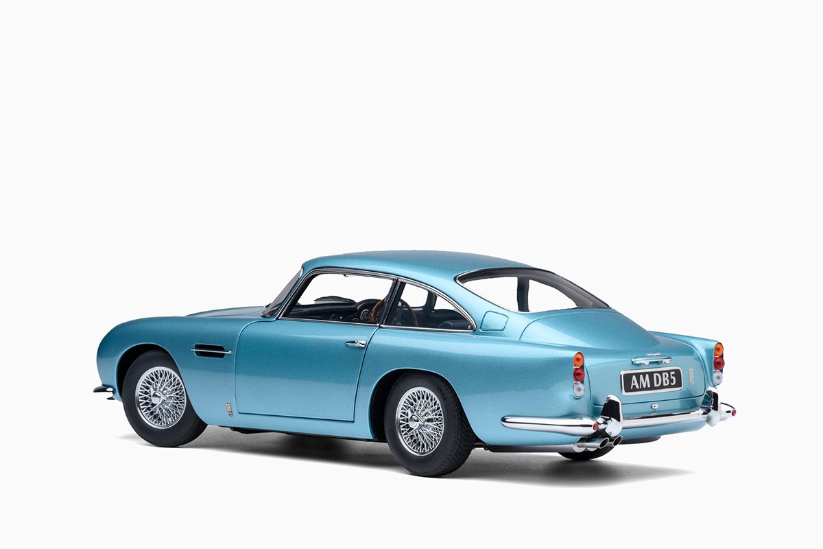 Aston Martin DB5 Caribbean Pearl Blue 1:18 by Autoart